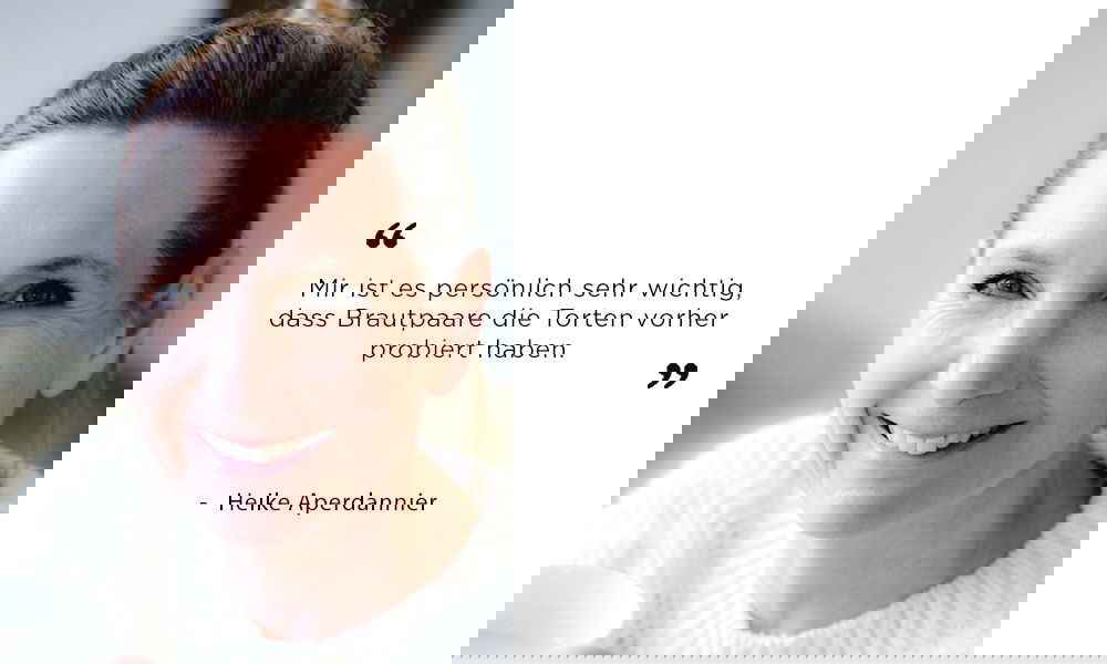 Lächelnde Frau mit heller Kleidung und lockerem Dutt, daneben ein Zitat: „Mir ist es wichtig, dass Brautpaare die Torten probiert haben“ – ein Statement von Heike Aperdannier zur Hochzeitsplanung.