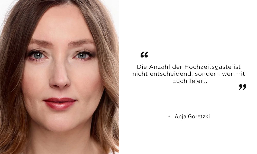 Frontal aufgenommenes Foto von Anja Goretzki mit schulterlangem Haar und rotem Lippenstift. Daneben ein Zitat über die Bedeutung ausgewählter Hochzeitsgäste.
