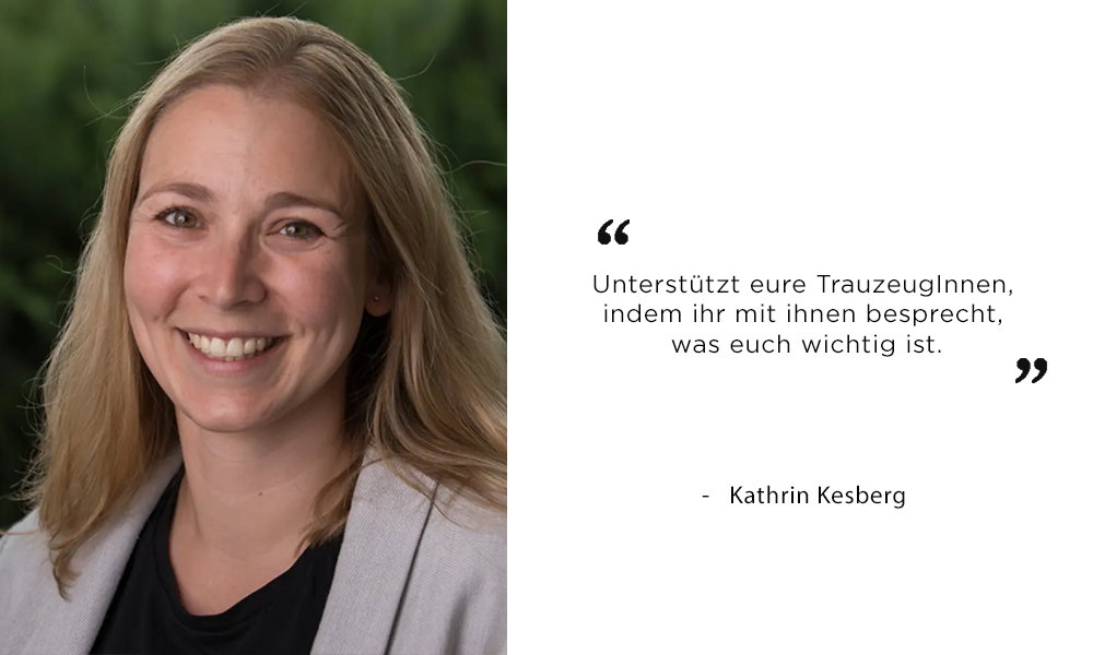 Kathrin Kesberg mit natürlichem Look und herzlichem Lächeln vor einem unscharfen Naturhintergrund. Ihr Zitat betont, wie wichtig es ist, die Trauzeug:innen durch klare Absprachen zu unterstützen.