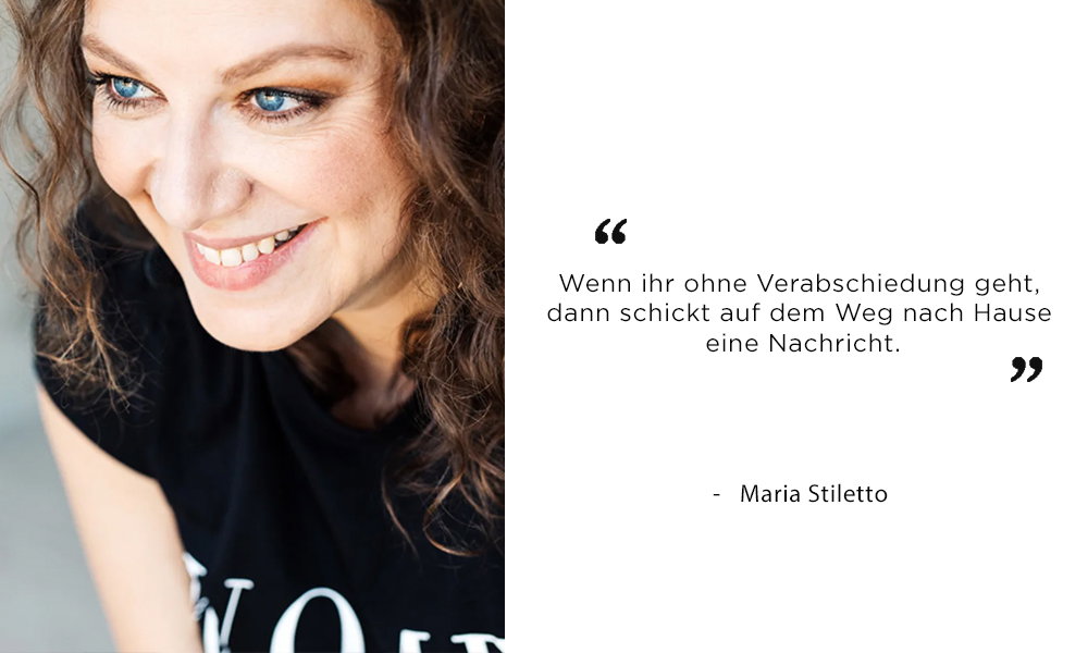 Nahaufnahme von Maria Stiletto, die mit einem offenen Lächeln zur Seite blickt. Rechts im Bild befindet sich ihr Hinweis für Gäste, sich nach dem stillen Verschwinden wenigstens per Nachricht zu melden.