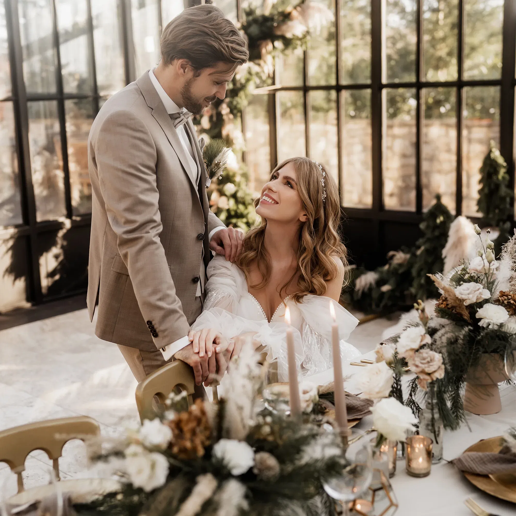 Hochzeitspaar am gedeckten Tisch