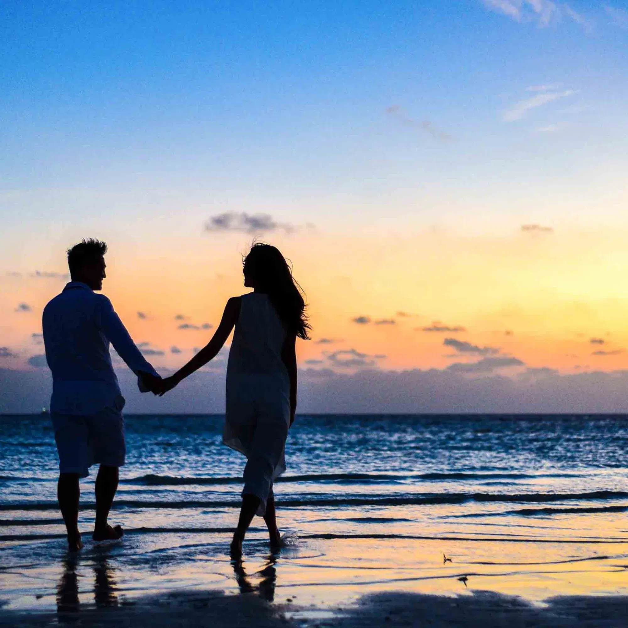 Paar in den Flitterwochen am Strand