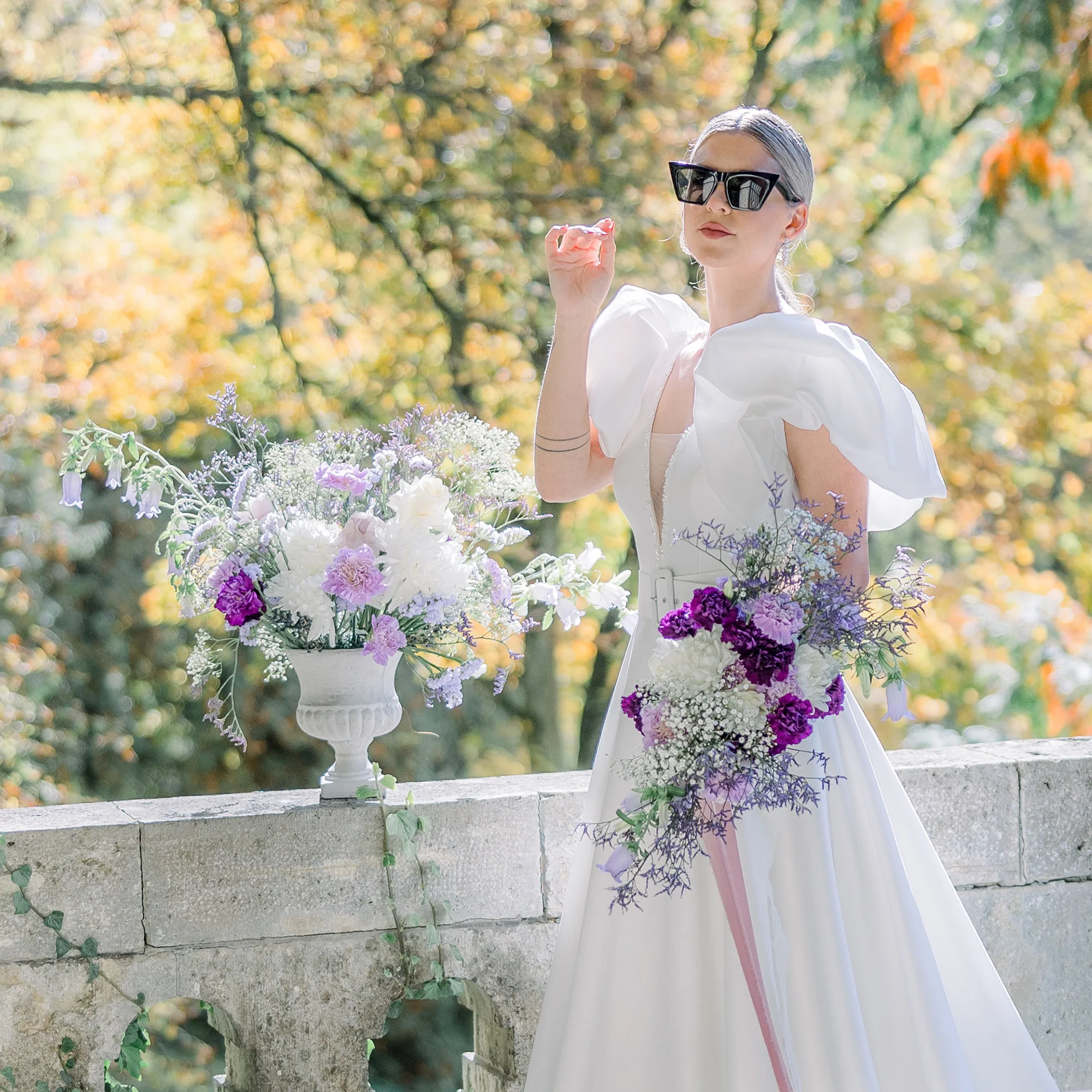 Braut mit lilafarbenen Blumenstrauß, im Brautkleid