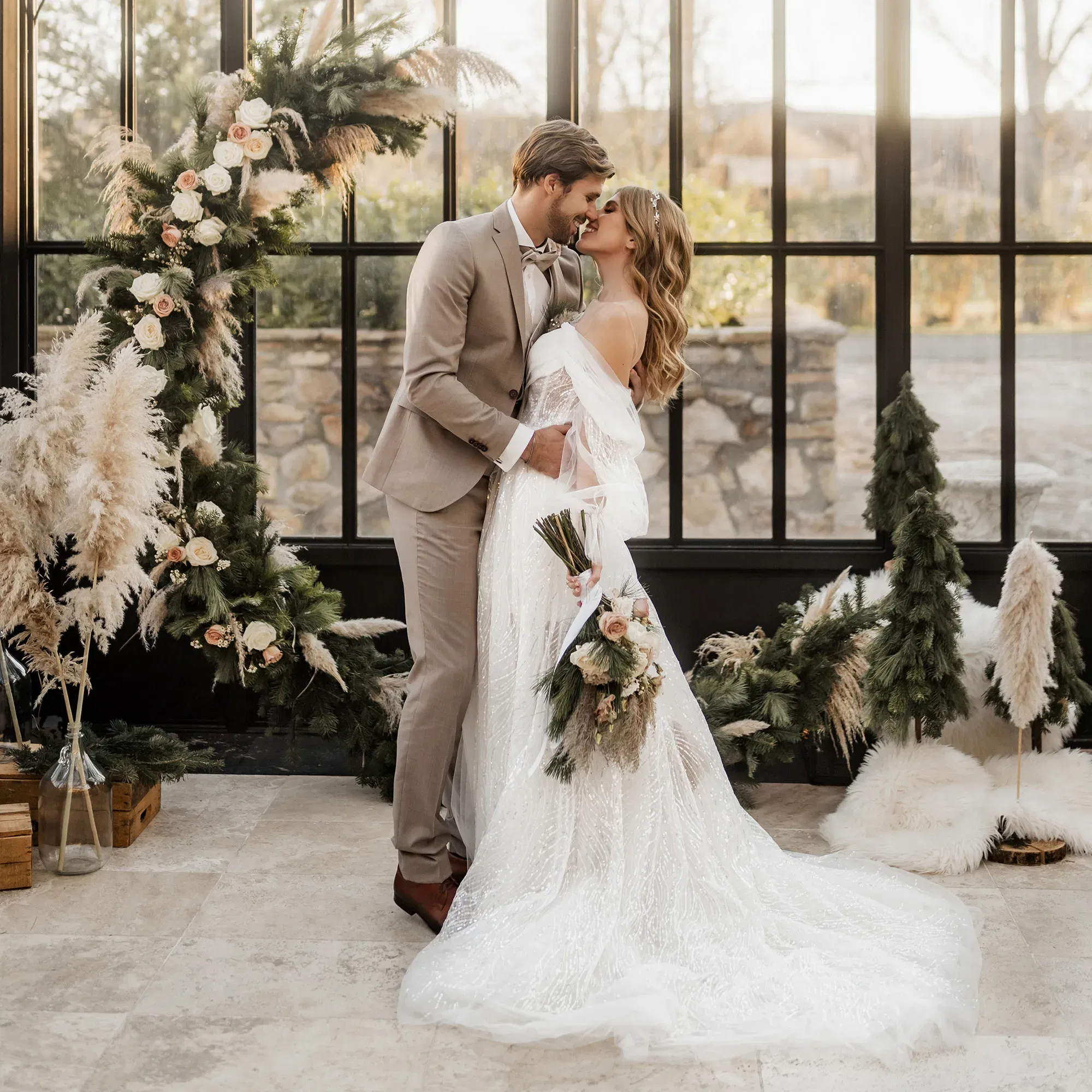 Hochzeitspaar am gedeckten Tisch