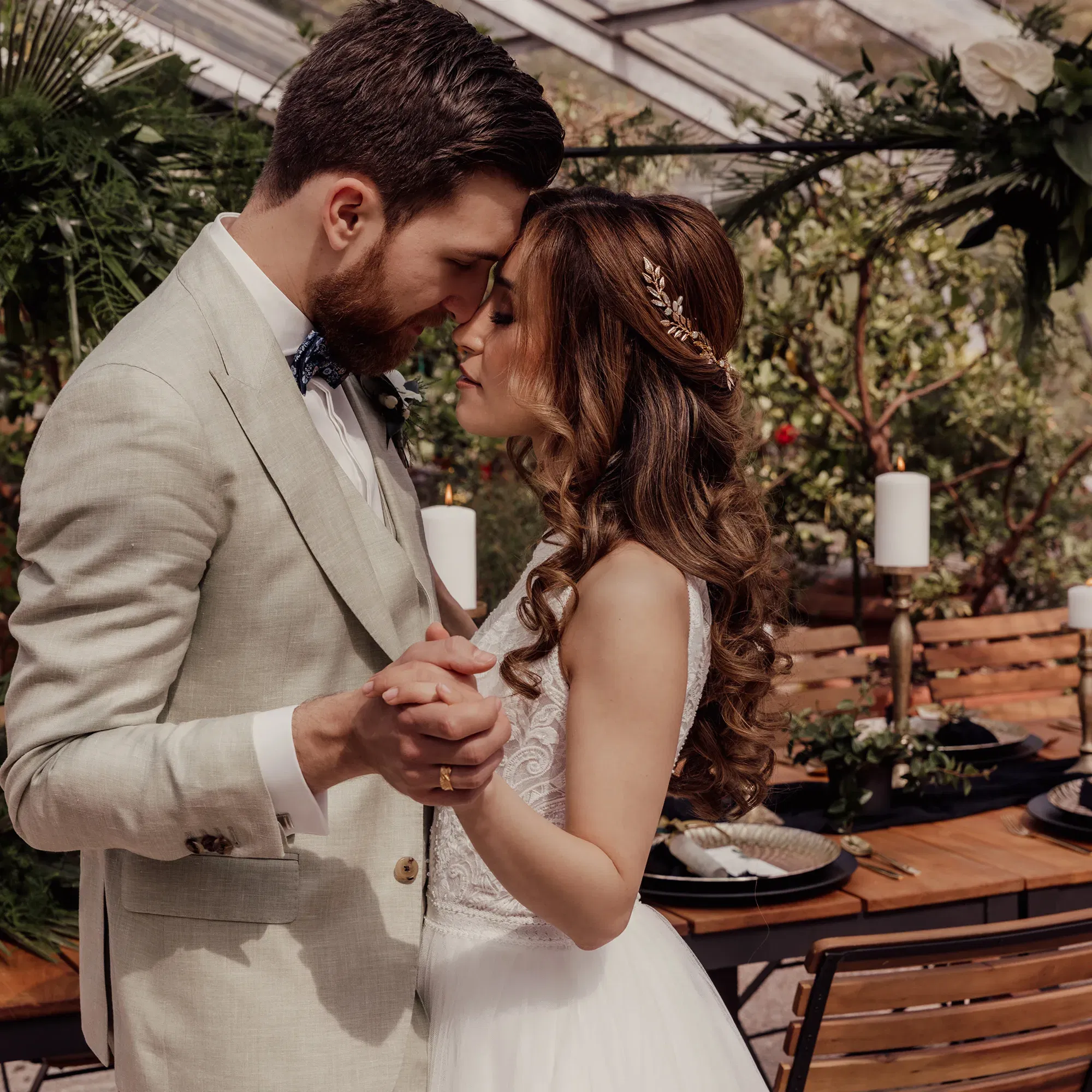 Hochzeitspaar im Gewächshaus vor gedeckter Tafel