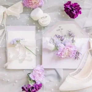 Hochzeitskonzept in lila weiß - weiße Papeterie & lilafarbene Blumen