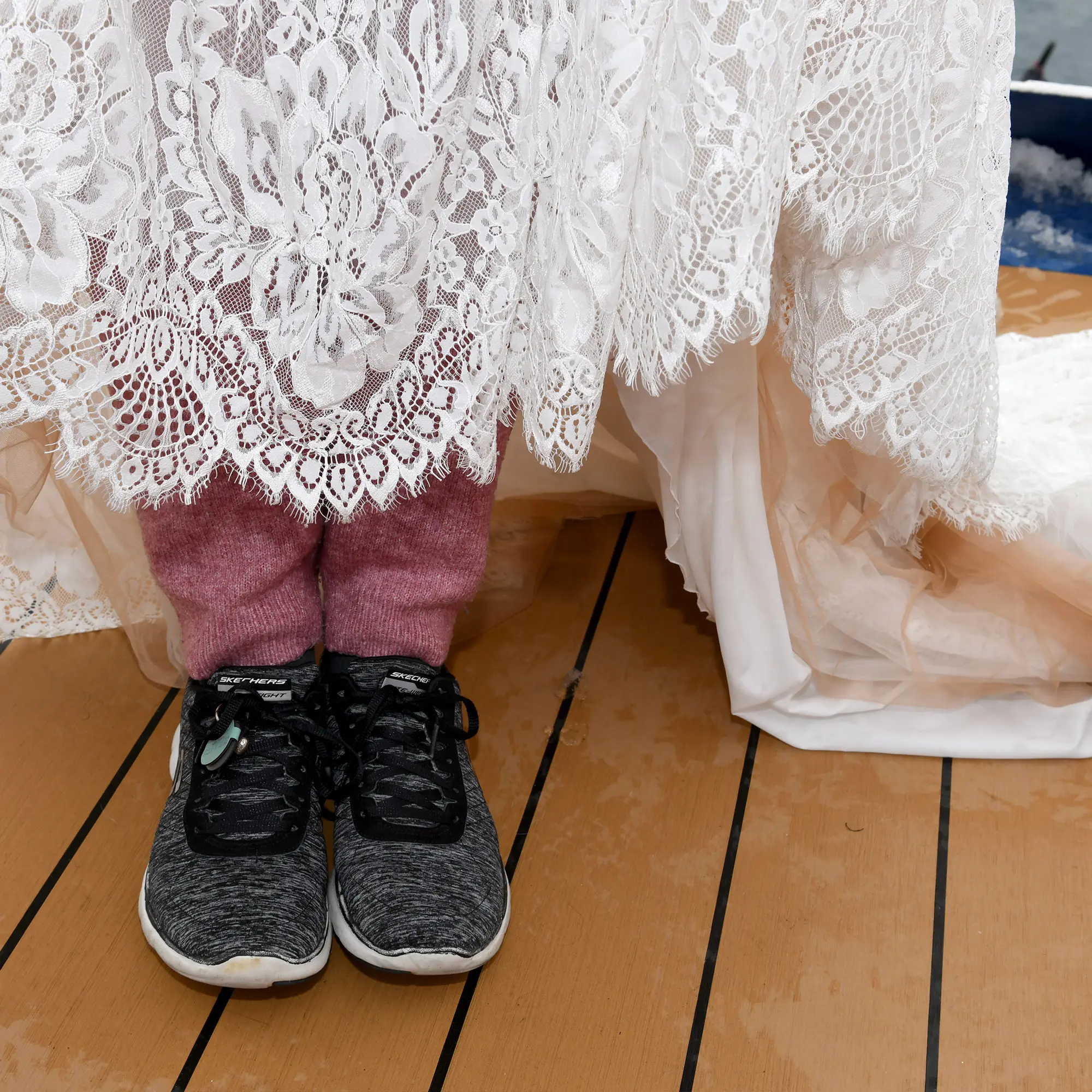 Braut zeigt ihre Thermoleggins