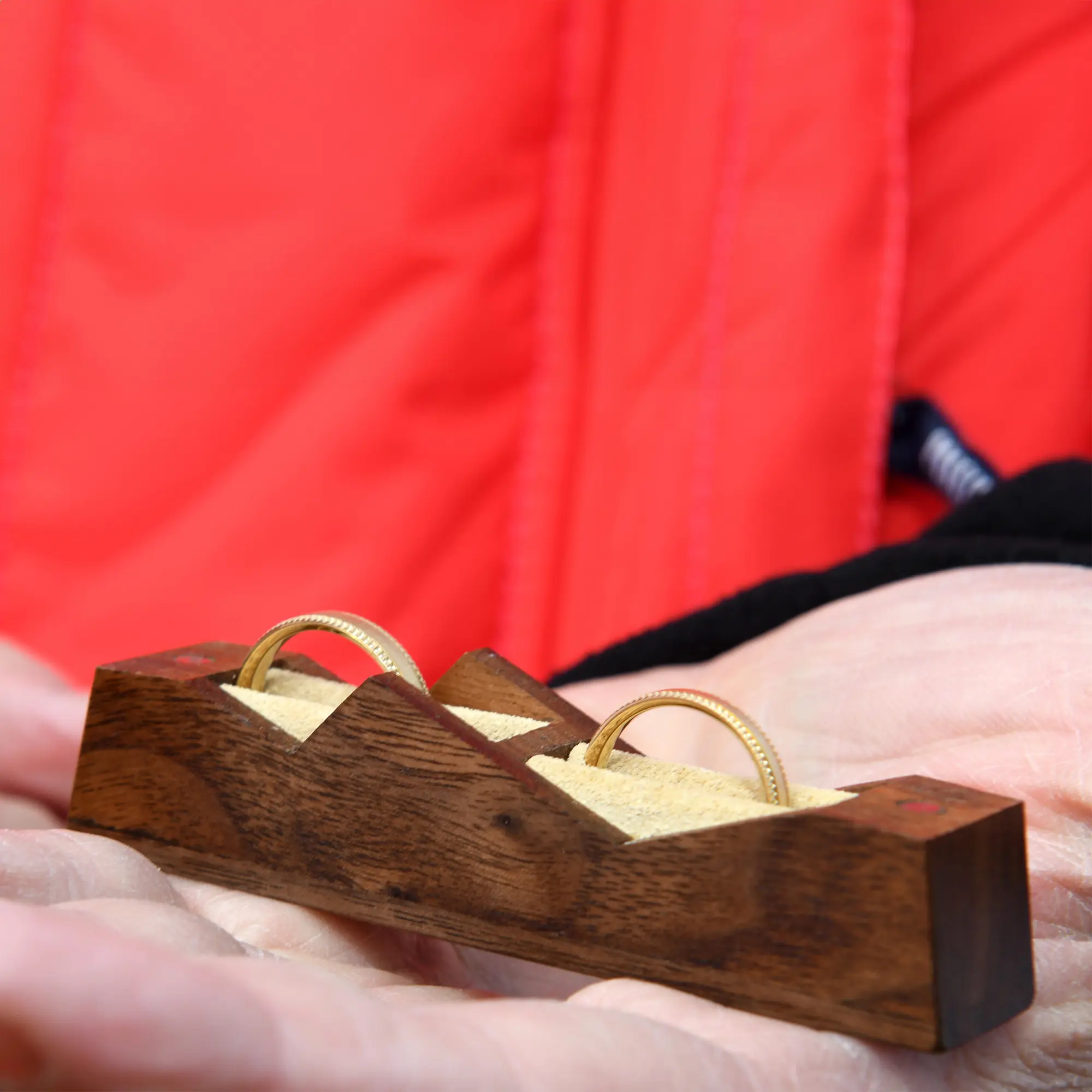 Ringe für Hochzeit auf Expeditionsschiff in der Arktis