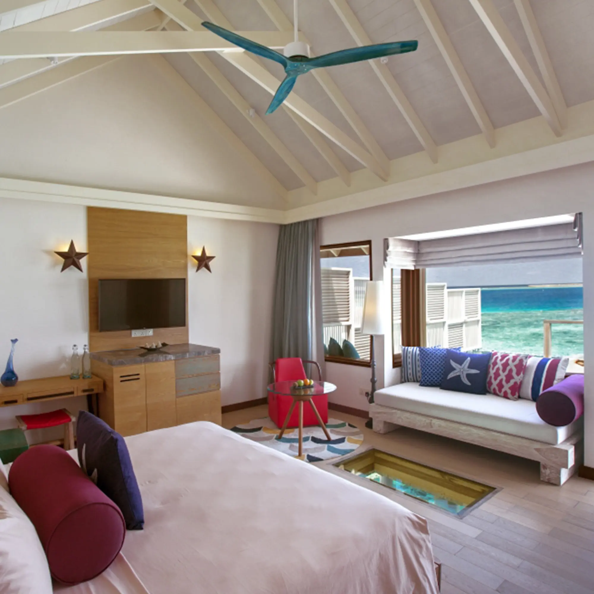 "Luxuriöse Wasservilla mit direktem Zugang zum klaren türkisfarbenen Meer, ausgestattet mit modernen Möbeln und einem traditionellen Strohdach.