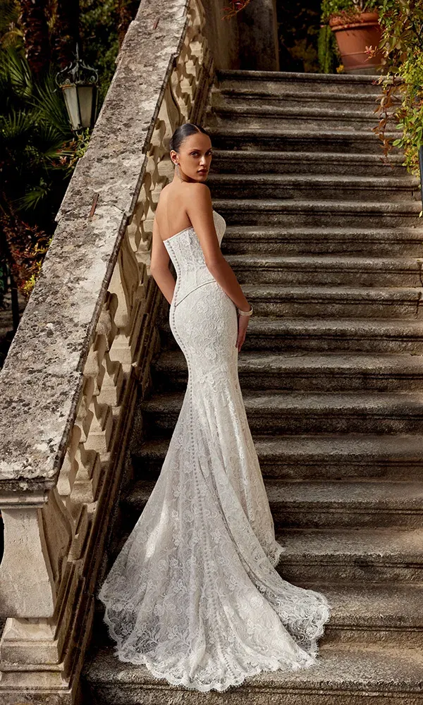 Kurzes Spitzenkleid mit transparentem Tüll-Overlay und langer Schleppe – ein moderner Bridal-Look im historischen Ballsaal.