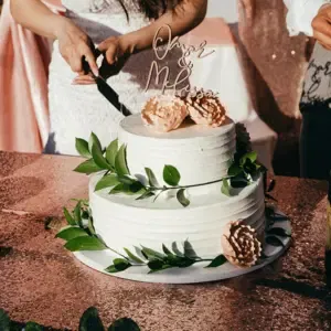 Tortenanschnitt von der Braut auf der Hochzeit.