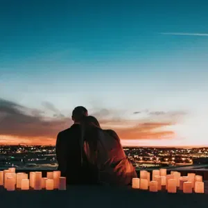 Pärchen welches in der Dämmerung setzt.