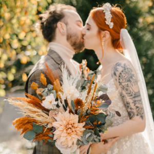 Bunter gehts nicht: an der Hochzeit von Alana und Sven spielen die Farben eine grosse Rolle. Das sieht man auch an diesem bunten Brautstrauss.