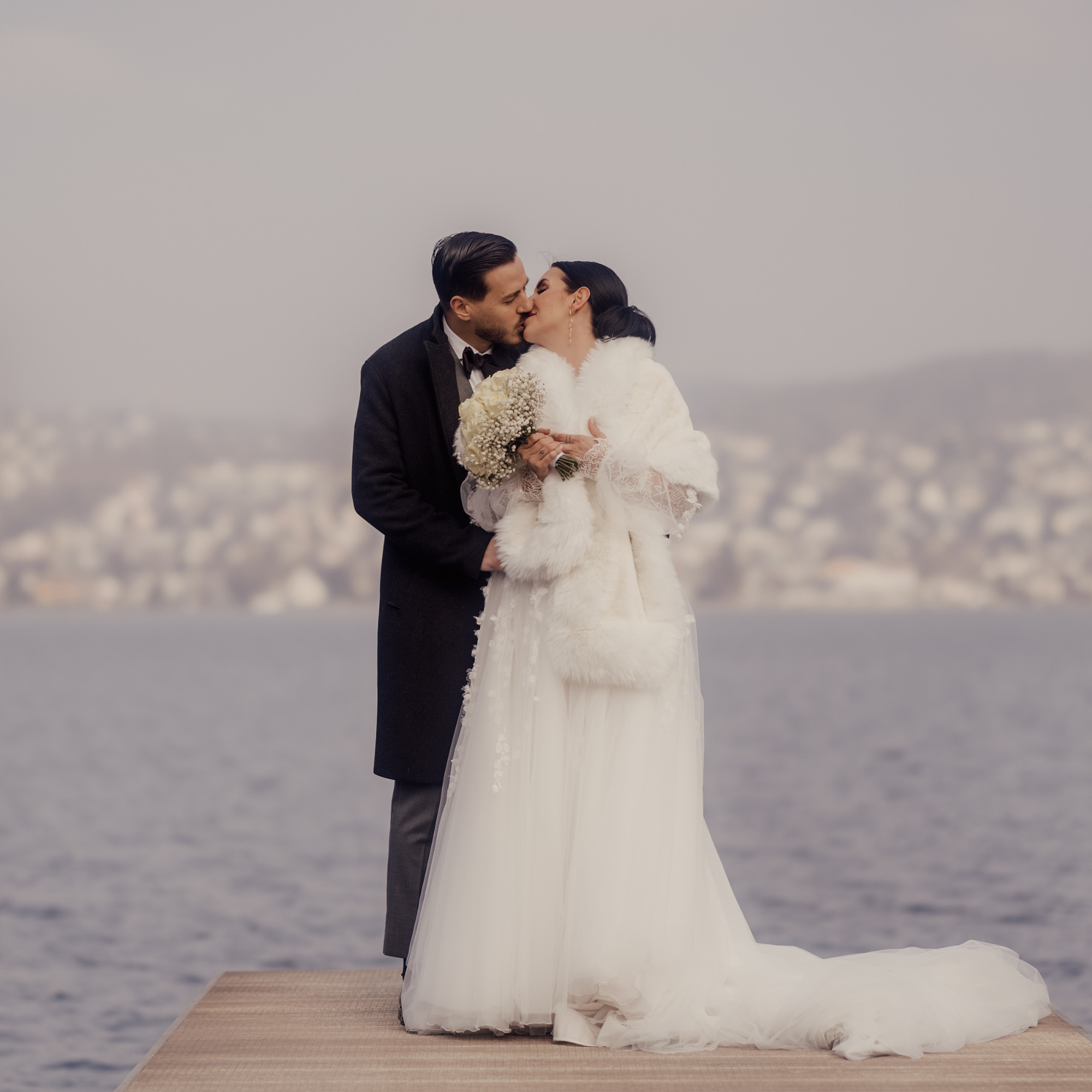 Ariane und Muhsin wird klar, es ist Zeit zum Heiraten. . Als Hochzeitsdatum kommt nur eins in Frage: der 03.03.2023. Das heisst, dass es noch genau drei Monate bis zur Hochzeit sind.