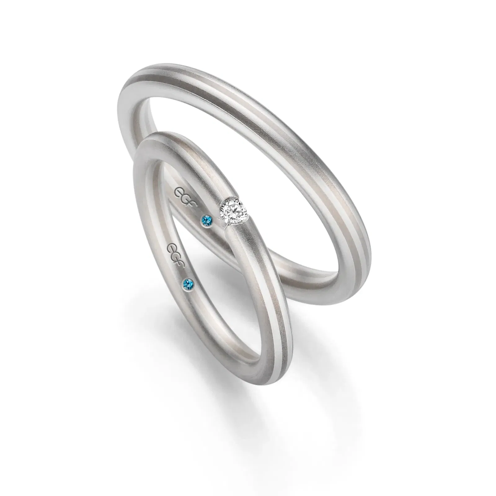 Trauringpaar aus der egf-Manufaktur. Die Braut trägt ihren Ring mit Diamant.