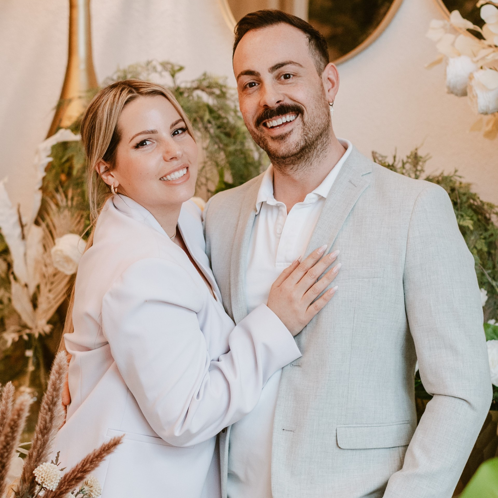 Sabrina Perruccio, eine erfahrene Floristin und Dekorateurin bei Unico florales & design in Aardorf, bietet wertvolle Einblicke in die aktuellen Trends und wichtigen Aspekte der floralen Dekoration für Hochzeiten.