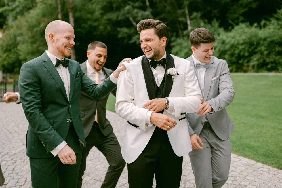 Moment zwischen dem Bräutigam und seinen Groomsmen.