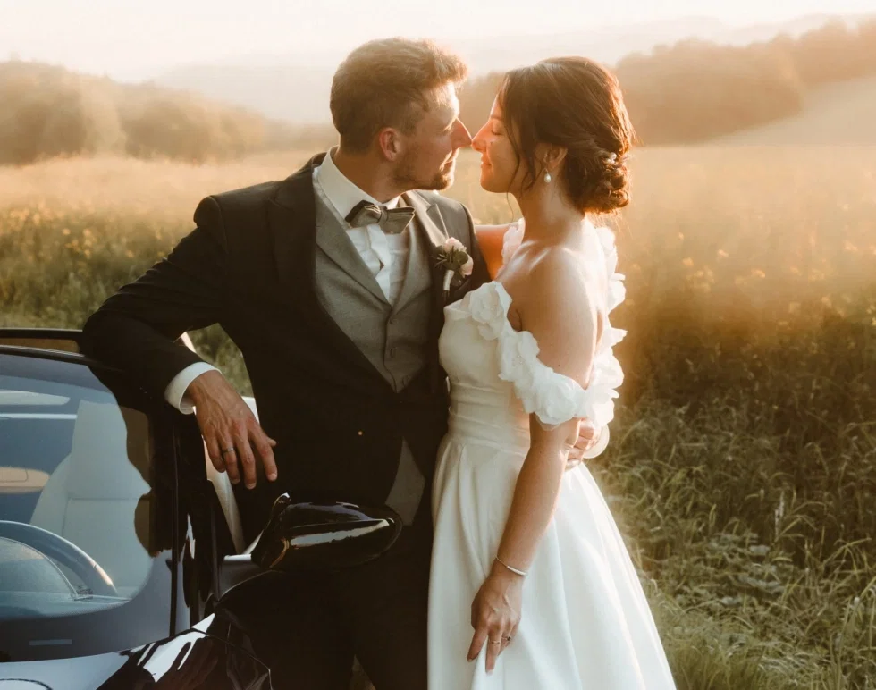 Intimer Moment eines Hochzeitspaares vor Abendsonne.