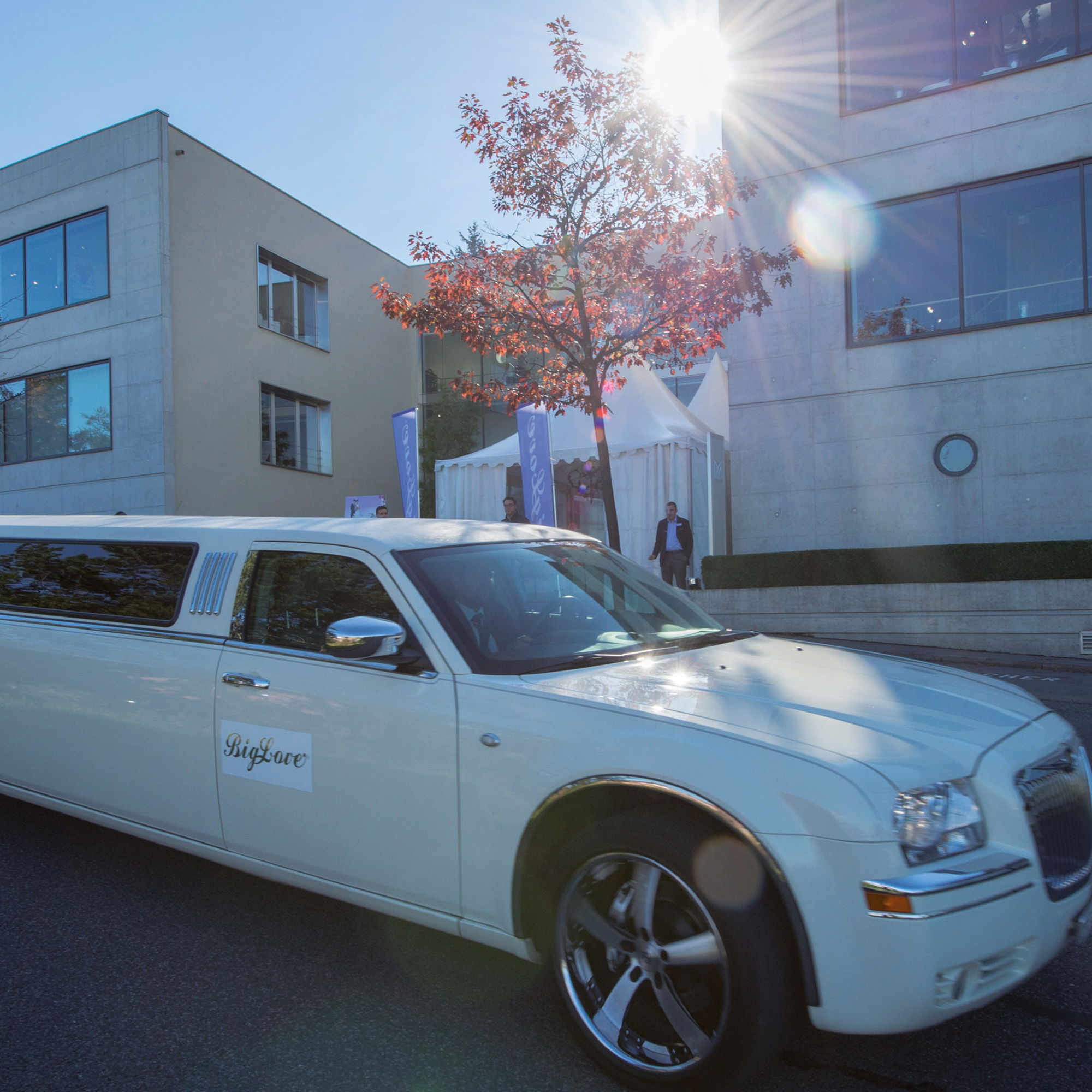 Eine weiße Limousine parkt vor einem Haus