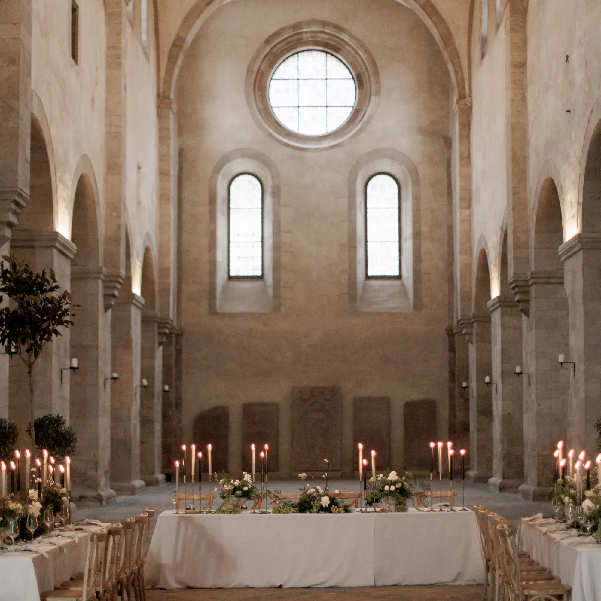 Festlich gedeckte Tische in einem Kappellenraum.