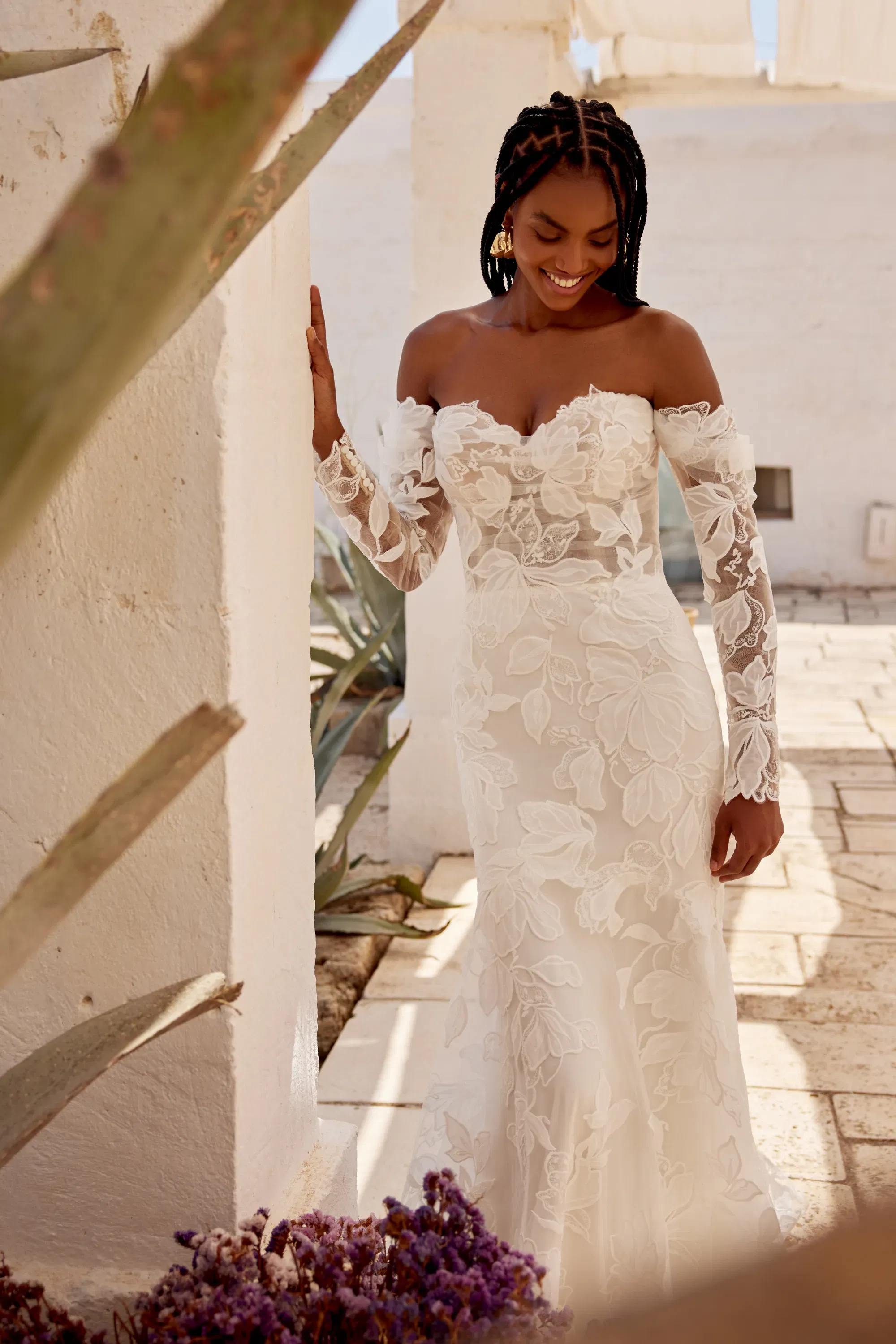 Frontalansicht desselben Spitzenkleides mit Off-Shoulder-Schnitt und herzförmigem Dekolleté, florale Spitze auf transparentem Tüll.