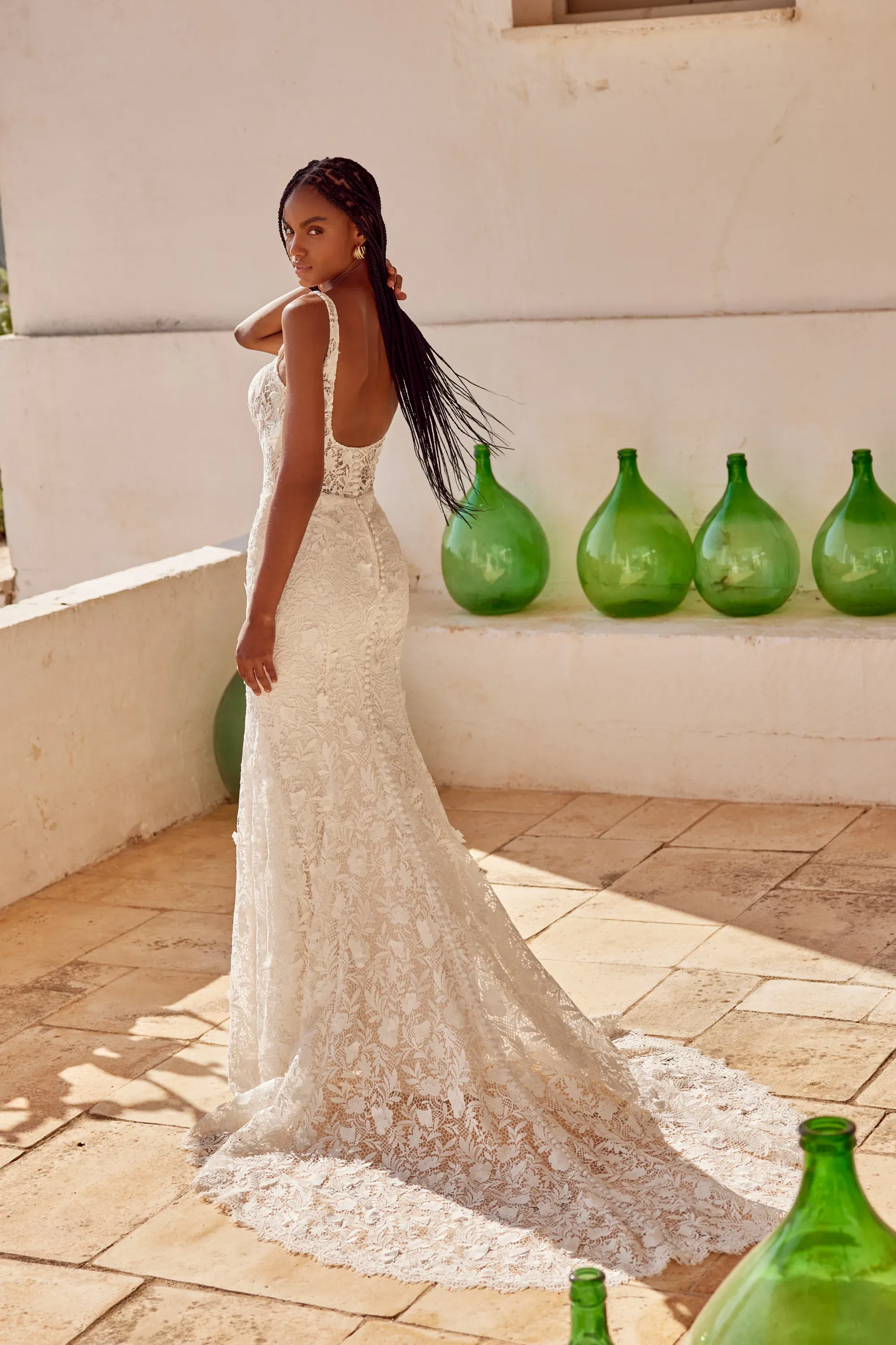 V-Ausschnitt, transparente Spitzen-Träger und weicher Tüllrock – ein luftiger Boho-Look für moderne Bräute.