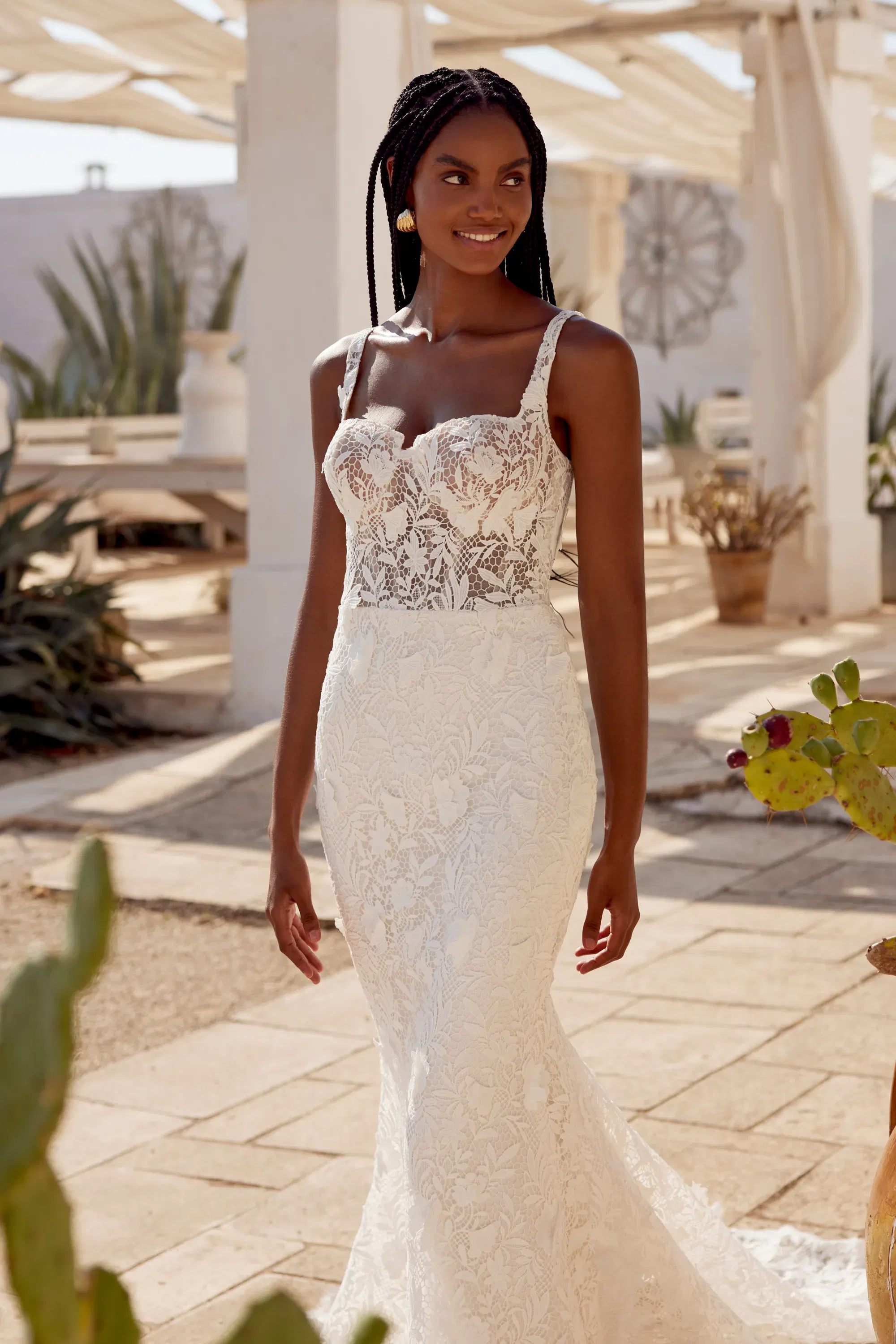 Brautkleid mit floraler Spitze, schmaler Silhouette und zarten Trägern – leichtfüßig und ideal für eine freie Trauung.