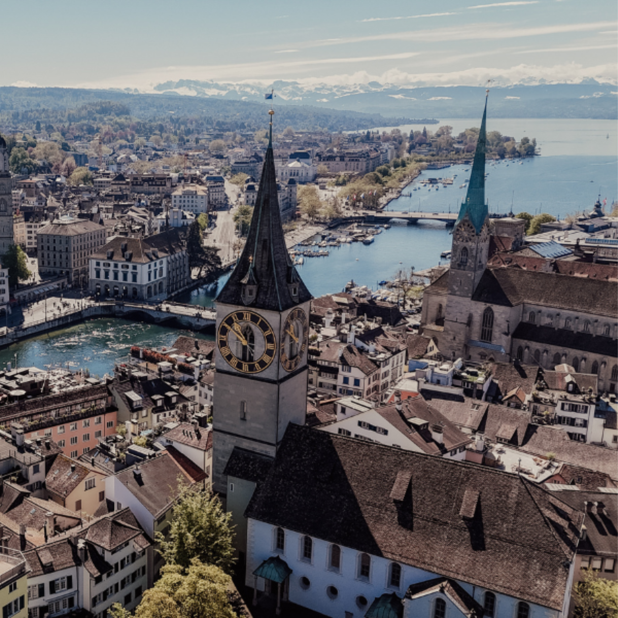 Die Aussicht über die Stadt Zürich mit dem Zürichsee.