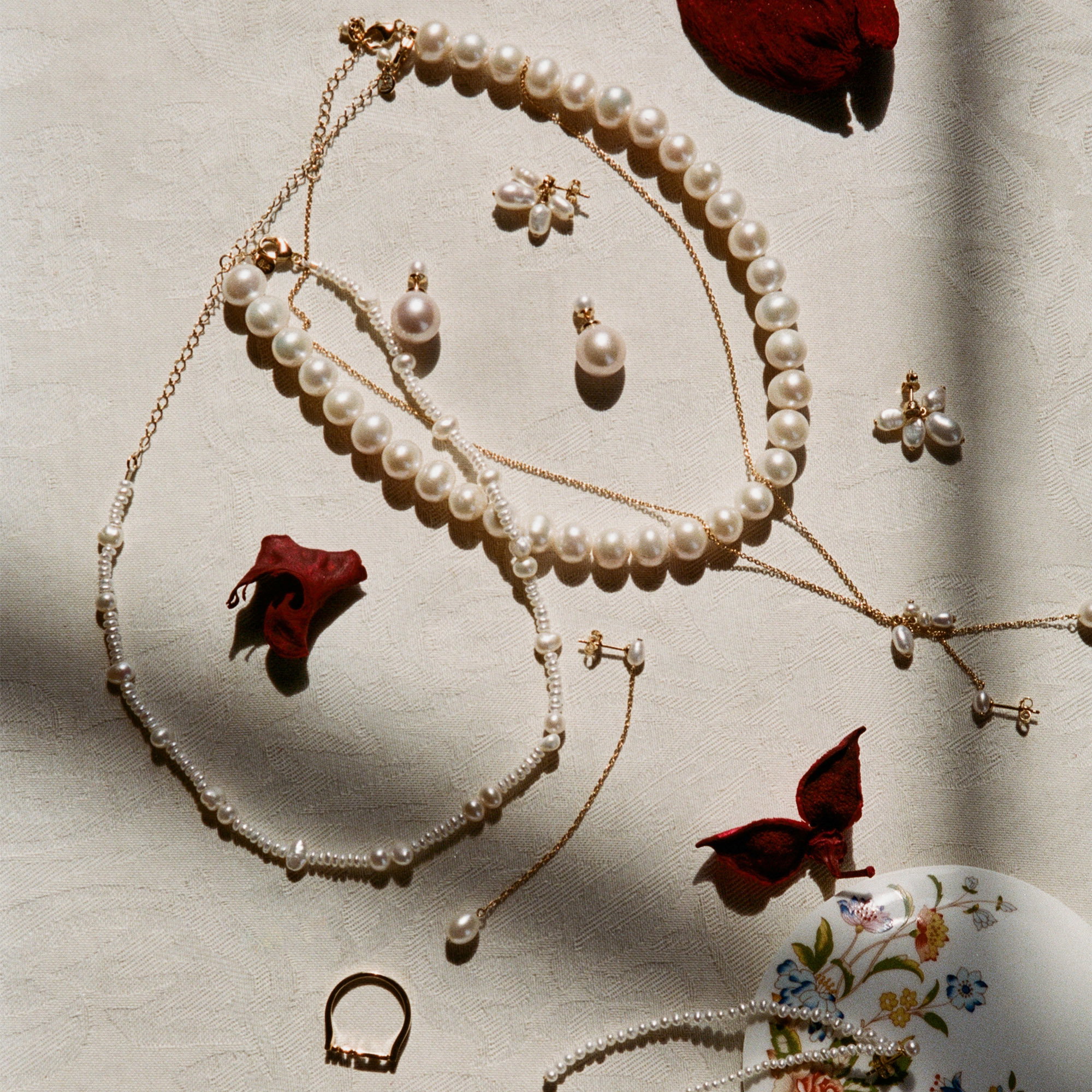 Verschiedene Perlenketten und Ohrringe.