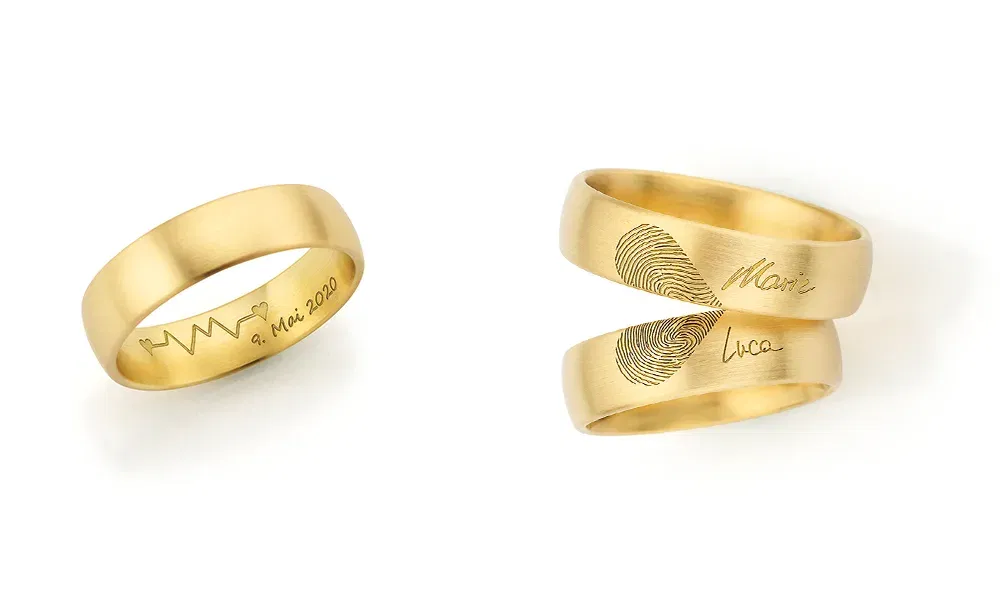 Zwei Goldringe mit verschiedenen Gravuren.