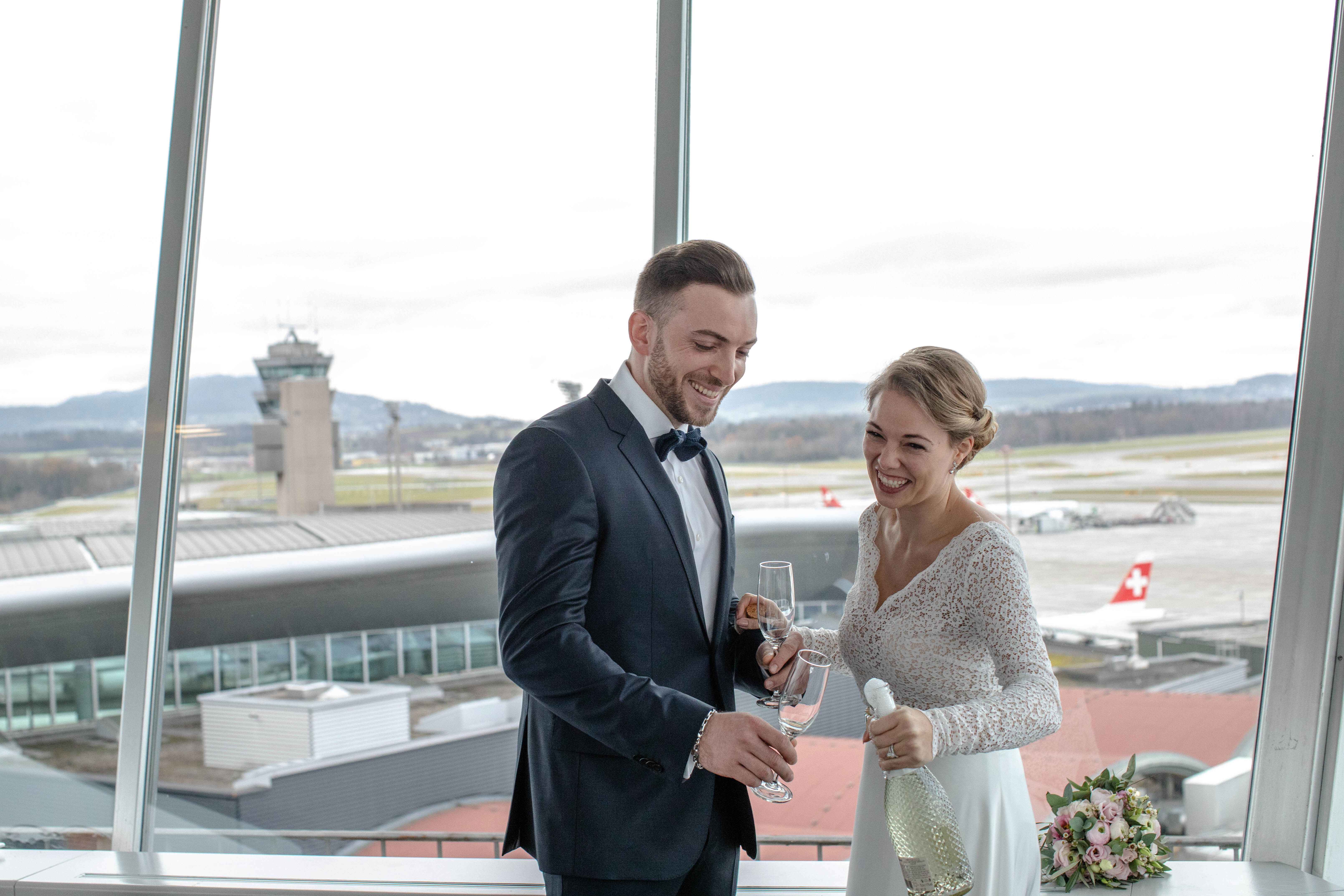 Das Brautpaar im Flughafen Tower in Kloten.