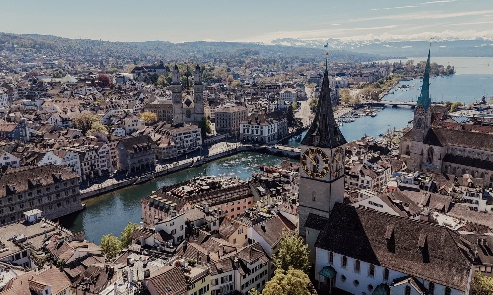 Die Aussicht über die Stadt Zürich mit dem Zürichsee.