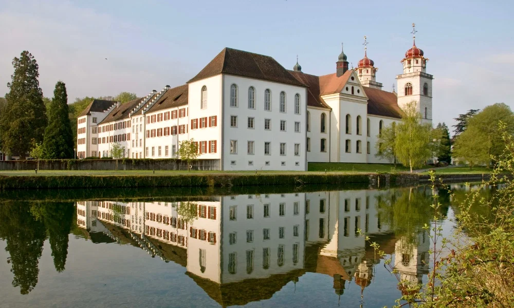 Die Musikinsel unter blauem Himmel am Wasser.