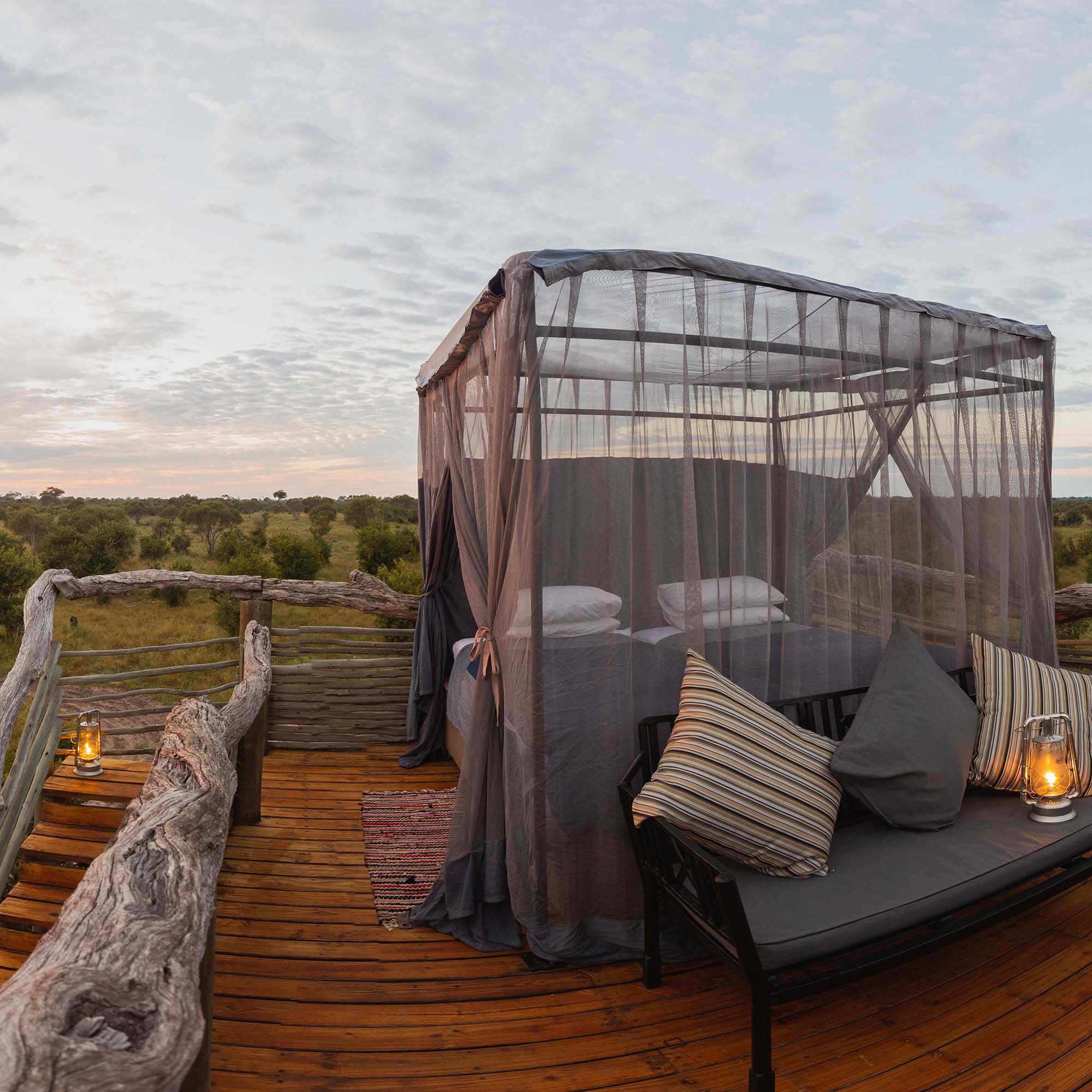 Himmelbett im freien auf einer Plattform.