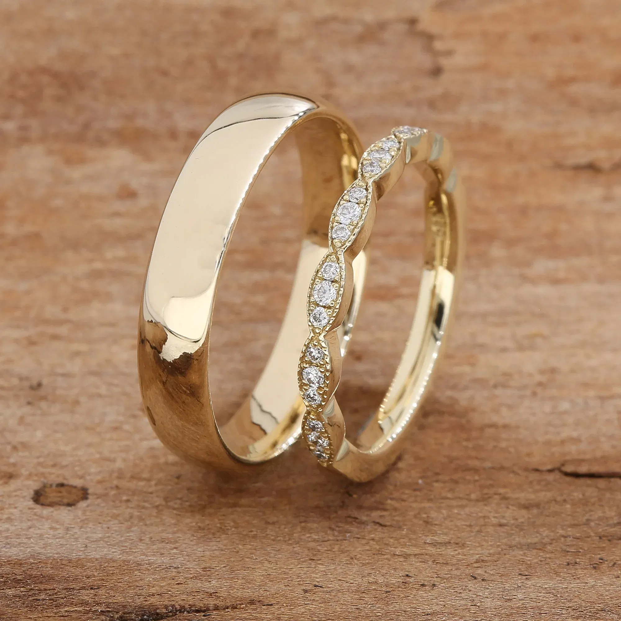 Ein Ringpaar in Gold. Der Damenring bestückt mit vielen kleinen Steinchen.