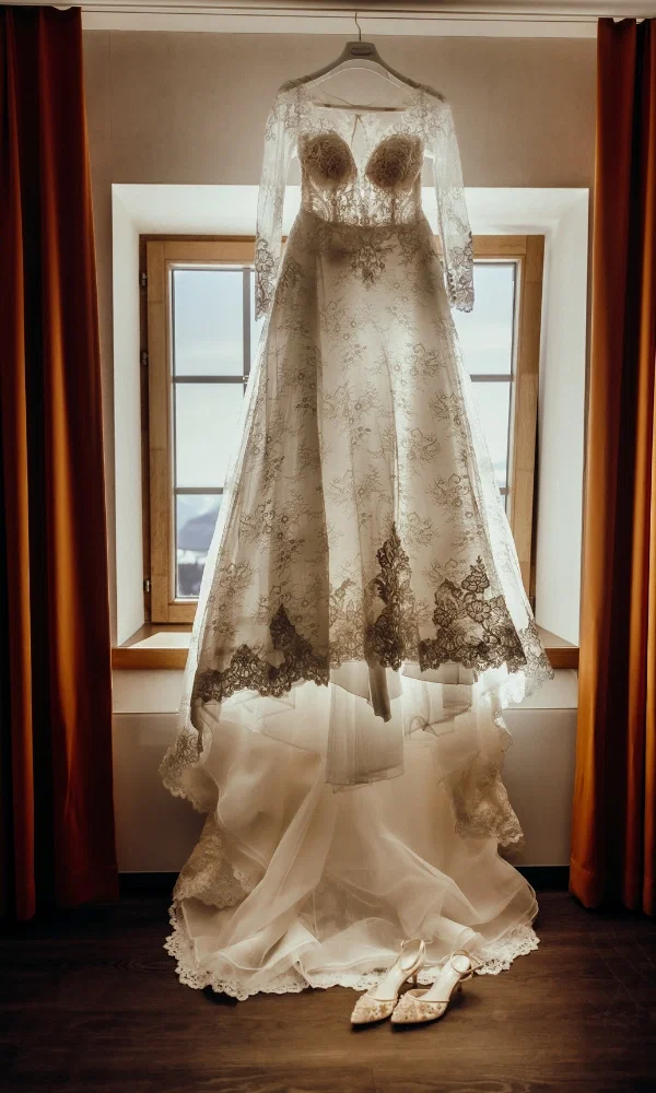 Das lange weisse Hochzeitskleid mit Spitzen.