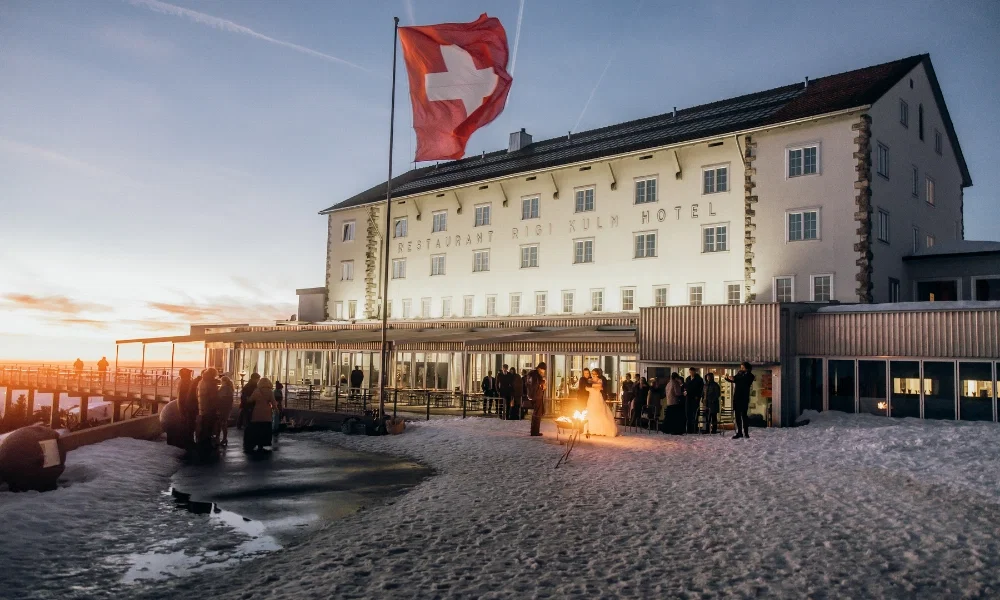 Die Hochzeitslocation auf der Rigi im Winter mit Schnee und einer Schweizer Fane.