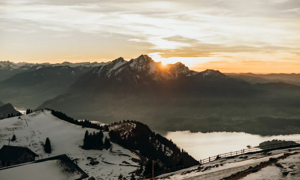 Der farbige Sonnenuntergang auf der Rigi mit Schnee.