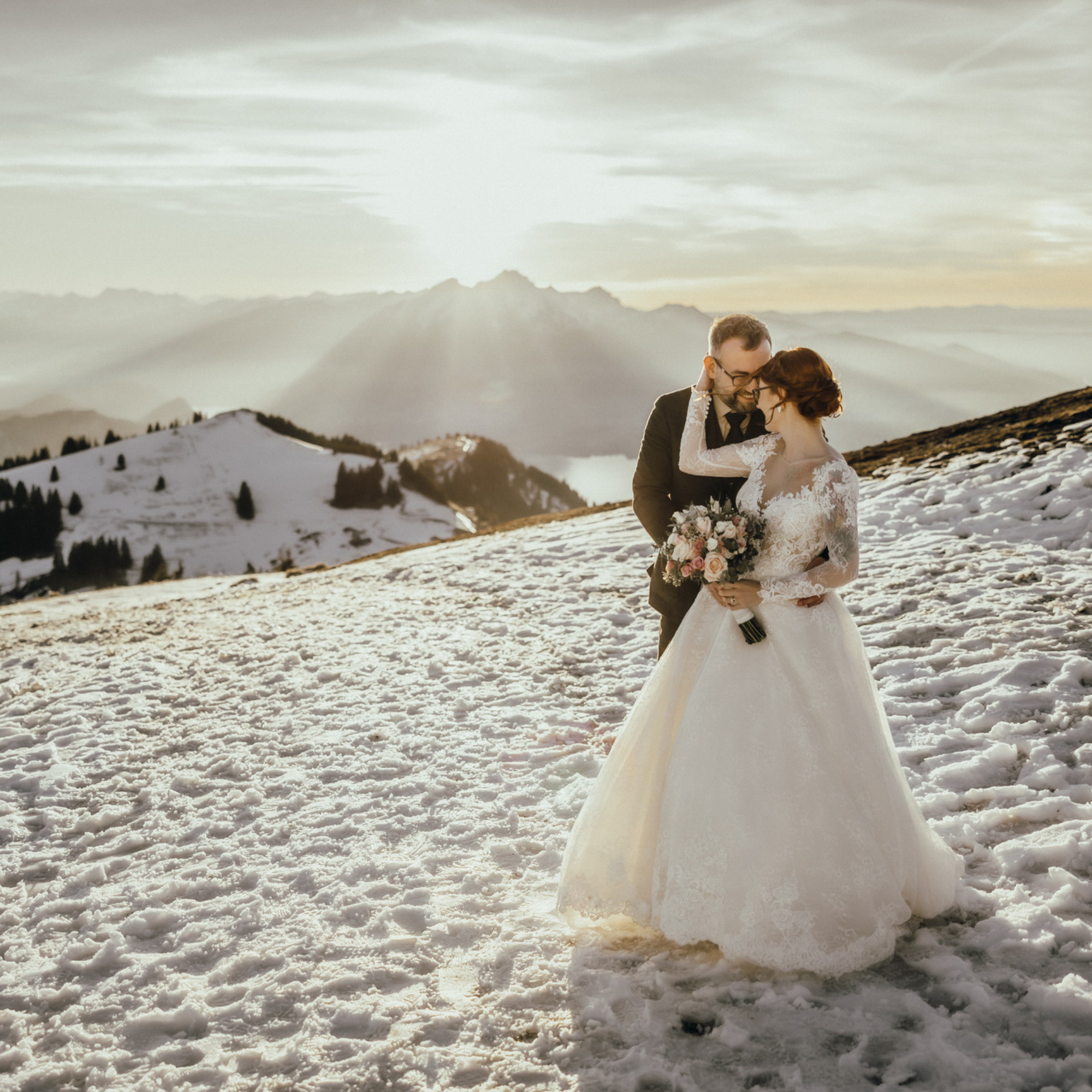 Das Brautpaar auf der Rigi im Schnee mit dem Sonnenuntergang.