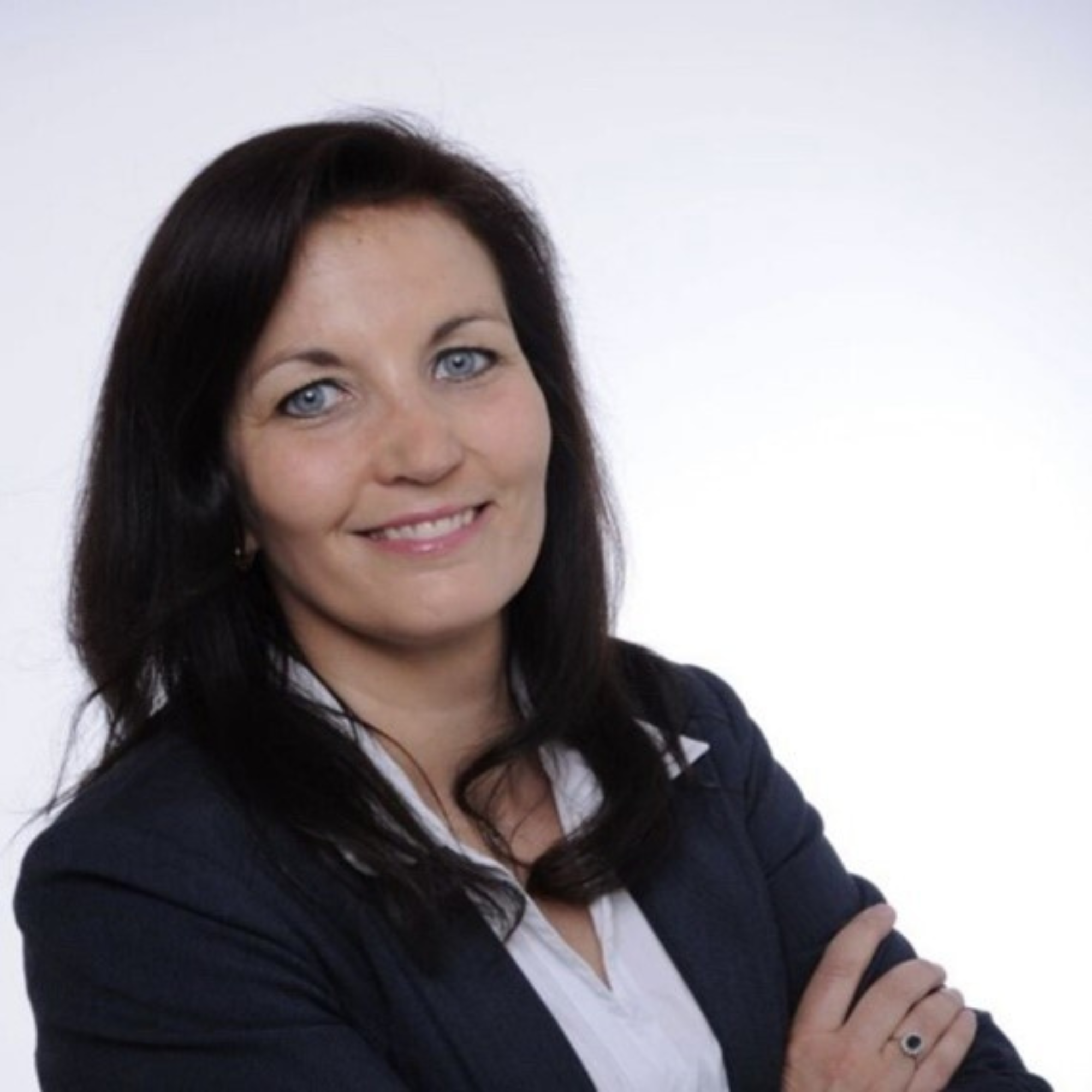 Lachende Beraterin auf dem Bild.