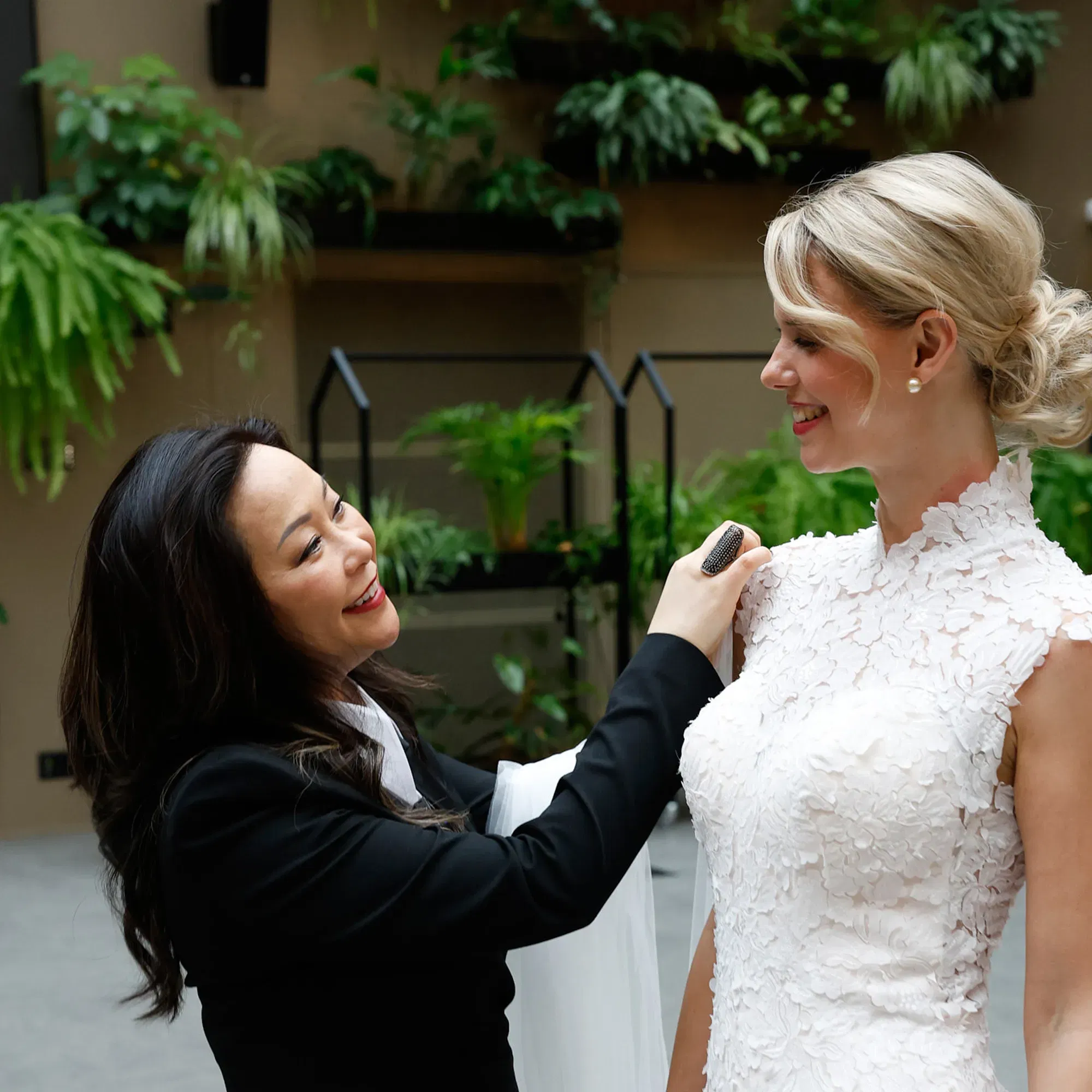 Brautmodendesignerin Sabrina Toy arbeitet an einem Brautkleid und unterstreicht dabei ihre handwerkliche Präzision. Erfahren Sie mehr über ihre Arbeit an der Modeca 2025 Kollektion und ihre Mission, kurvigen Bräuten stilvolle und moderne Designs zu bieten.