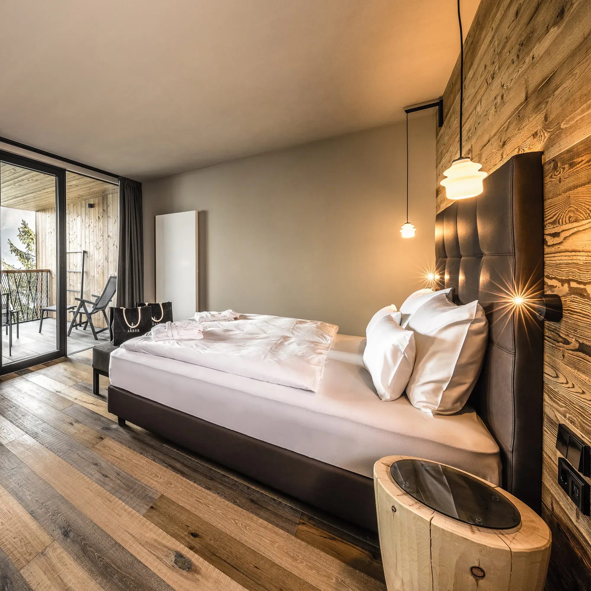 Innenansicht der Nest-Suite im My Arbor Hotel mit modernem, gemütlichem Design und Zugang zum Balkon.