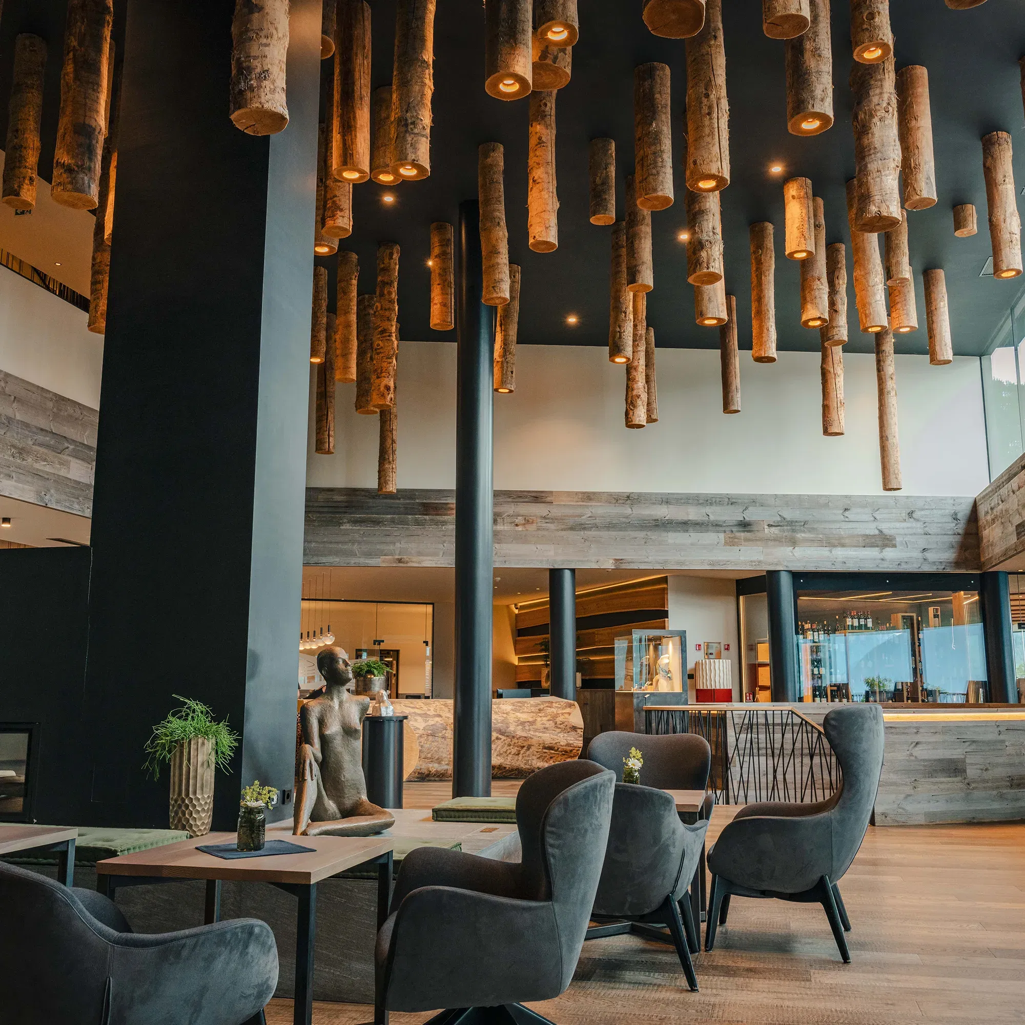 Eleganter Eingangsbereich des My Arbor Hotels mit modernen Sitzgelegenheiten und beeindruckender Holzdekoration an der Decke.