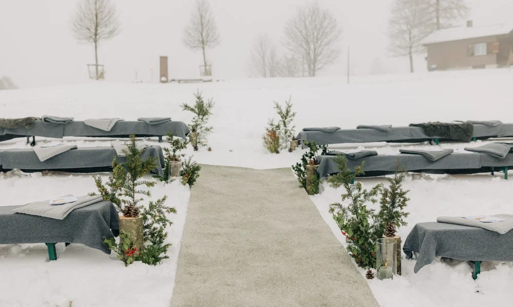 Die Freie Zeremonie im draussen im Schnee und Nebel mit Tannenzweigen dekoriert