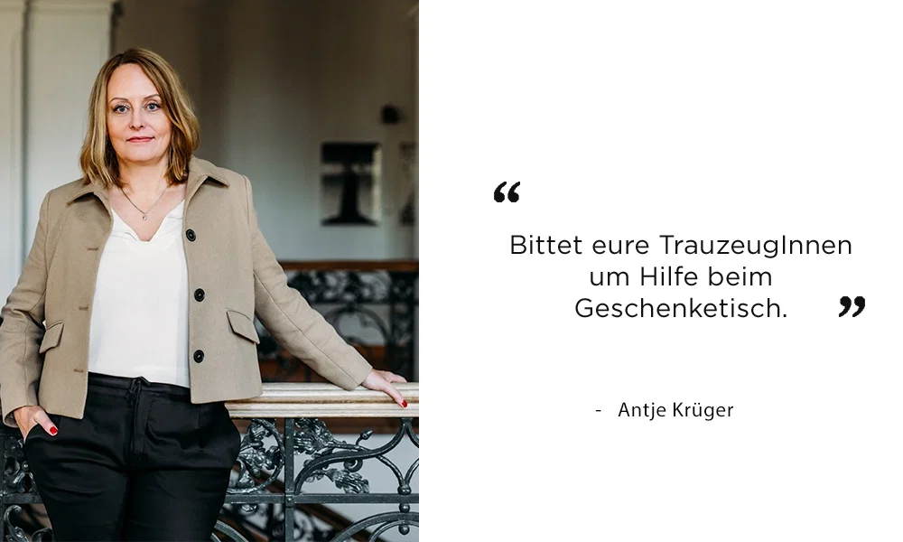 Hochzeitsexpertin Antje Krüger in einem stilvollen Outfit, die empfiehlt, die Trauzeugen in die Hochzeitsplanung einzubeziehen.