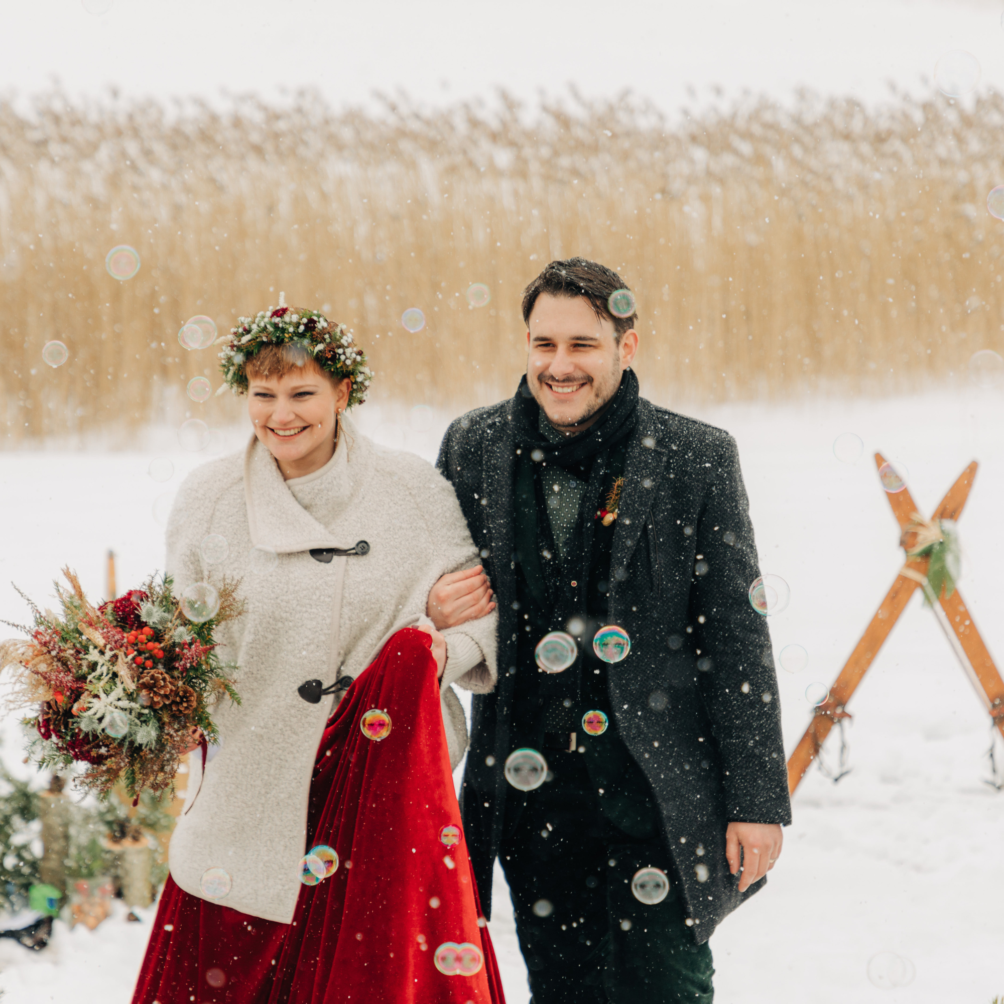 Das Brautpaar umgeben vom Schnee und Seifenblasen