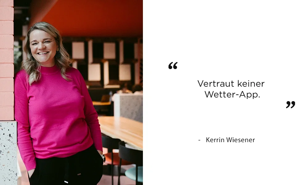 Hochzeitsexpertin Kerrin Wiesener in einem modernen Raum, die dazu rät, Wettervorhersagen mit Vorsicht zu genießen.