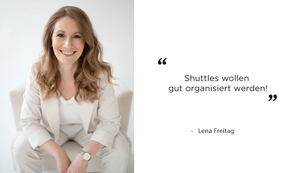Hochzeitsexpertin Lena Freitag in einem minimalistischen Raum, die betont, wie wichtig eine gute Planung der Hochzeitslogistik ist.