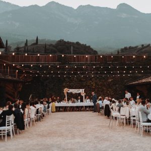 Tischanordnungen für die Hochzeit: Welches Setup passt zu euch?