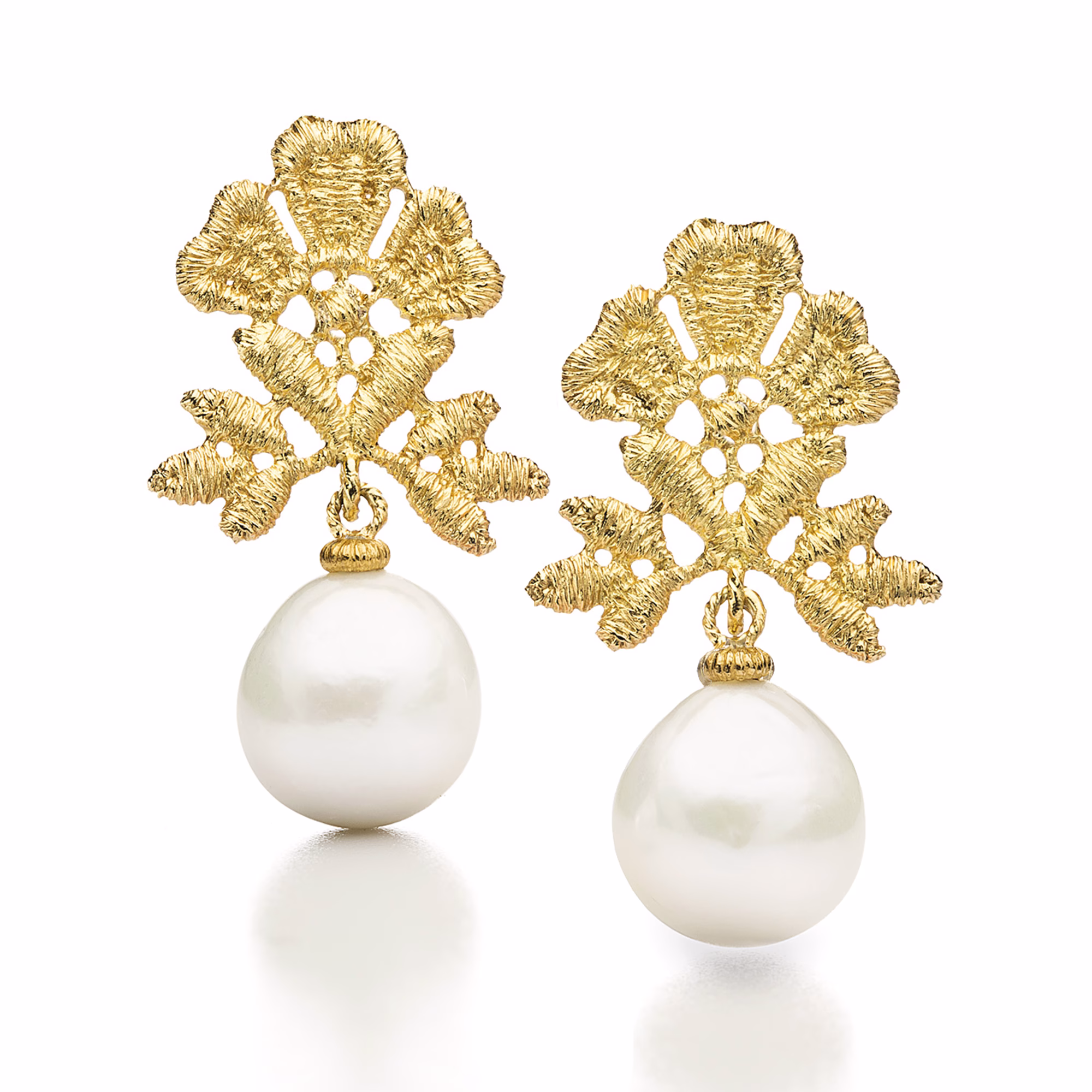 Luxuriöse Ohrringe aus Gold mit detailreichen Blumenmustern und schimmernden Perlen, kreiert von Brigitte Adolph.